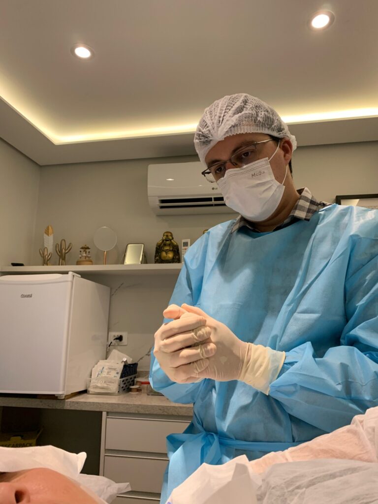 Dr. Lucas, médico cirurgião da Clínica Remadê, em centro cirúrgico durante procedimento