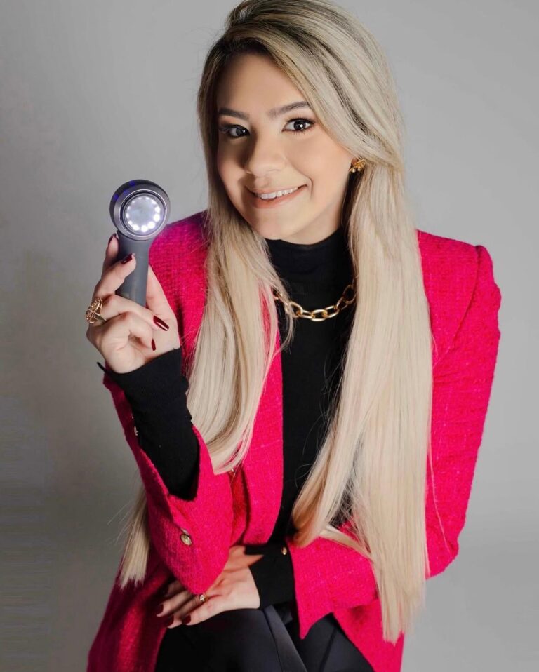 Dra. Fernanda Bekman, médica dermatologista da equipe da Clínica Remadê, em foto institucional